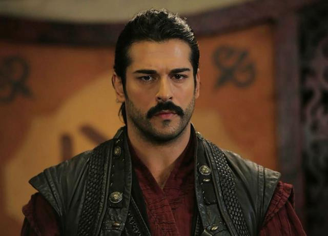 Burak Özçivit'ten usta oyuncu Serdar Gökhan'a olay gönderme! "Gülüyoruz hem de" - Resim: 1