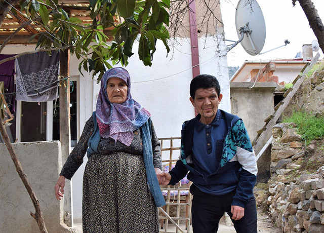 Bilecikli 83 yaşındaki kadın ömrünün 60 yılını engelli oğluna adadı - Resim: 0
