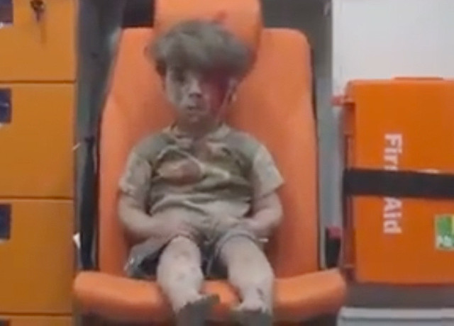 Halep'teki yıkımın sembol ismiydi Ümran bebek Şara ile sahnede böyle kucaklaştı - Resim: 0