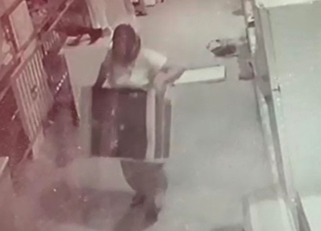 Çalışanlar sabah dükkana geldiğinde farketti güvenlik kamerasına bakınca inanamadılar - Resim: 0