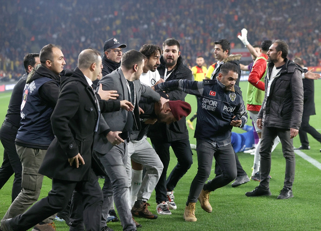 Göztepe Altay maçı korkunç bitti kaleci dövüldü fişek ateşlendi sokaklara taşan kavgalar çıktı - Resim: 2