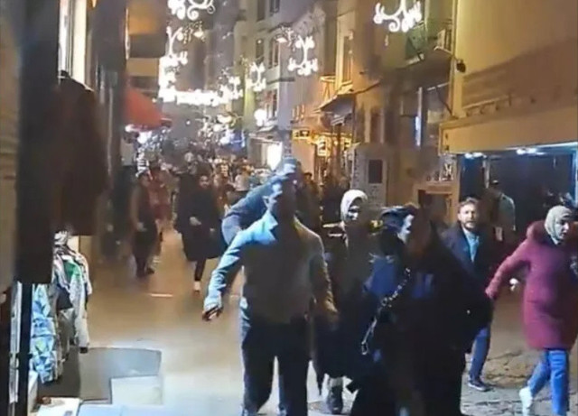 İstanbul'da şüpheli çanta paniği: "Ben bunu açarım, sıkıntı yok" deyip fırlattı, korku dolu anlar yaşandı - Resim: 1