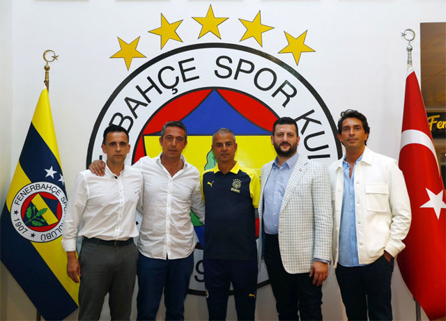 Fenerbahçe Başkanı Al Koç'un İsmail Kartal ile verdiği poz sosyal medyada tartışma konusu oldu - Resim: 0