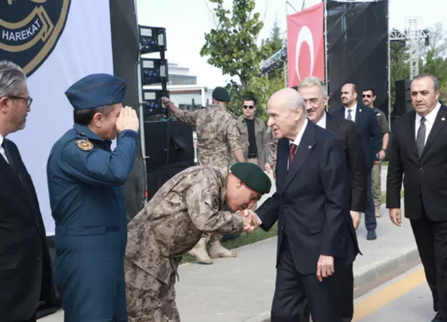 Özel Harekat Başkanı Bahçeli'nin elini öptü! Bu kare olay oldu: Derhal emekli edilmeli - Resim: 0
