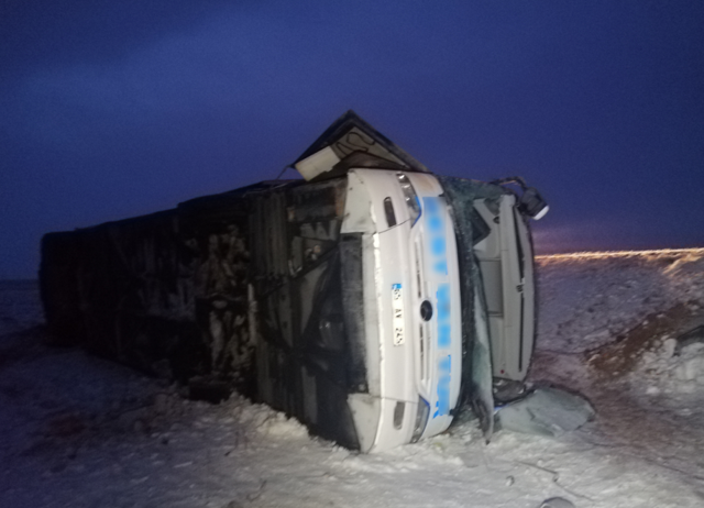Kayseri'de yolcu otobüsü devrildi: 23 kişi yaralandı - Resim: 2