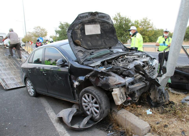 Elazığ'da otomobiller çarpıştı 1 ölü 2 yaralı - Resim: 0