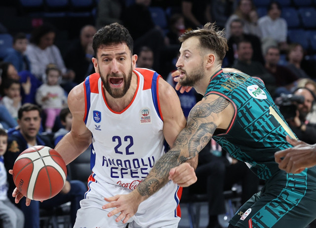 İki kez uzatmaya gitti: Nefes kesen maçta Pınar Karşıyaka, Anadolu Efes'i devirdi! - Resim: 0