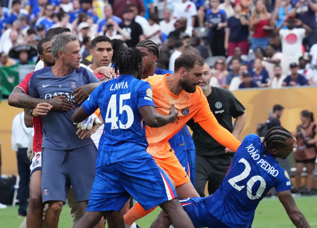 Maç bitti sahada kavga çıktı Luis Enrique Pedro'ya saldırdı - Resim: 0