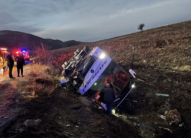 Afyonkarahisar'da yolcu otobüsü devrildi! Ölü ve yaralılar var - Resim: 1