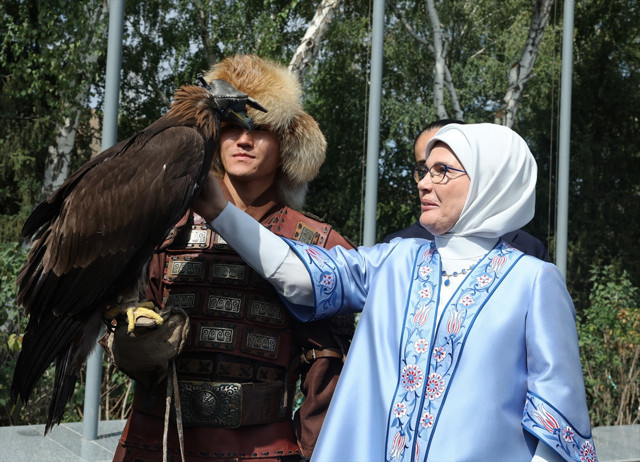 Emine Erdoğan, Kırgızistan'da lider eşleriyle buluştu - Resim: 2