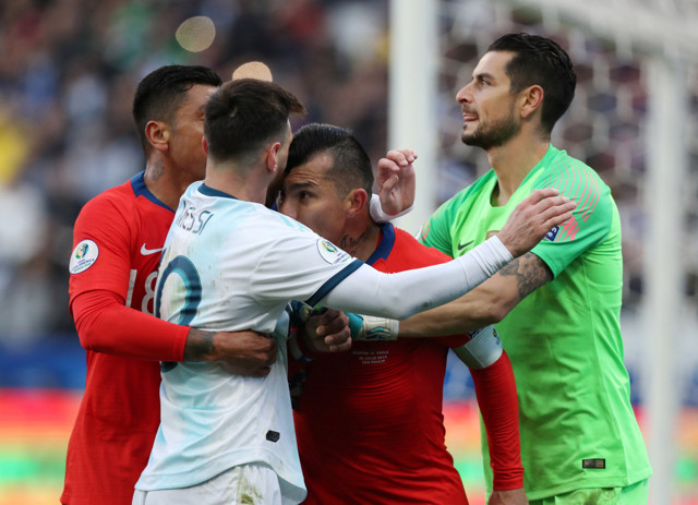 Beşiktaşlı Gary Medel'den Messi'ye kafa! - Resim: 0