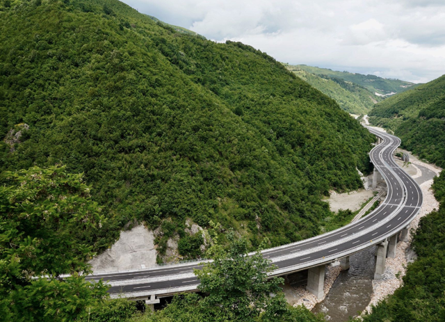 Otoyolun ortasında araçlarını durdurup fotoğraf çekenlere Kosova polisinden ceza yağdı - Resim: 0
