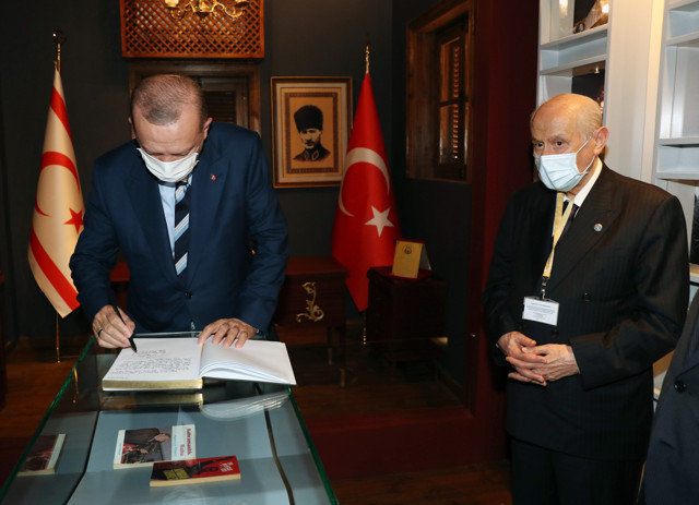 Erdoğan ve Bahçeli, Alparslan Türkeş'in evini ziyaret etti - Resim: 0