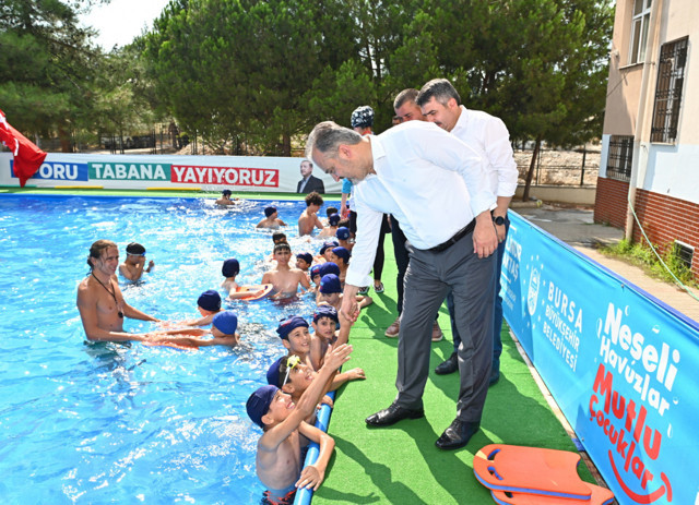 Bursa Büyükşehir Belediyesi'nden çocuklara müthiş etkinlik: Okul bahçesini aquapark yaptılar - Resim: 2
