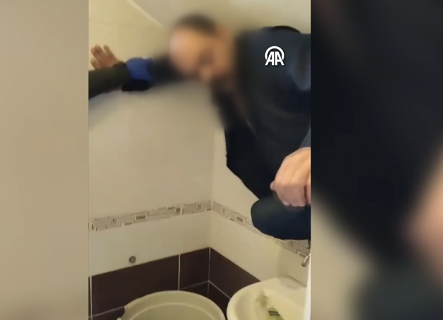 5 ayrı suçtan aranan hükümlü tuvaletteki gizli bölmede yakalandı - Resim: 0