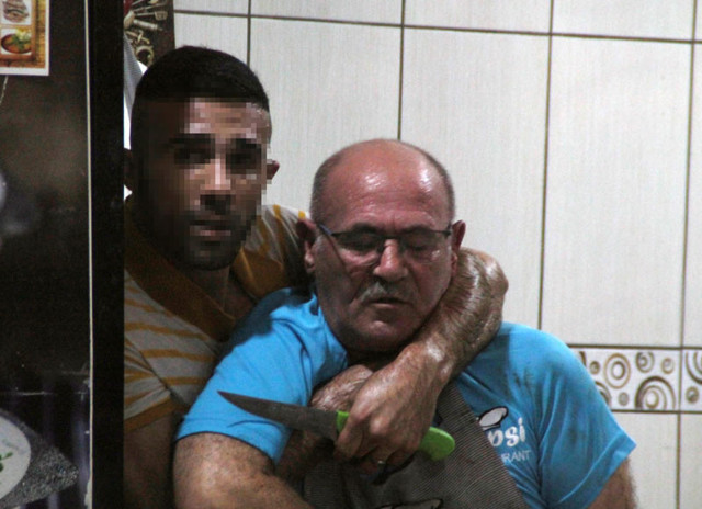 Garson tarafından 2 bıçakla 5 saat rehin alınmıştı 'ben takla atmasaydım bitmişti' dedi - Resim: 1