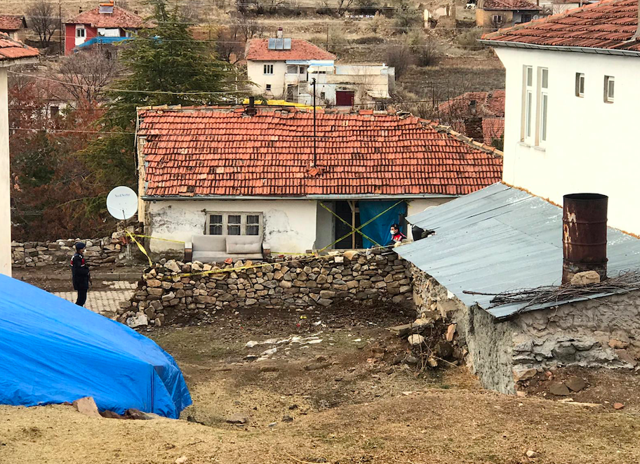 Yozgat'ta vahşet! Bir aylık bebeğini önce bıçakladı sonra sobada yakarak öldürdü - Resim: 0