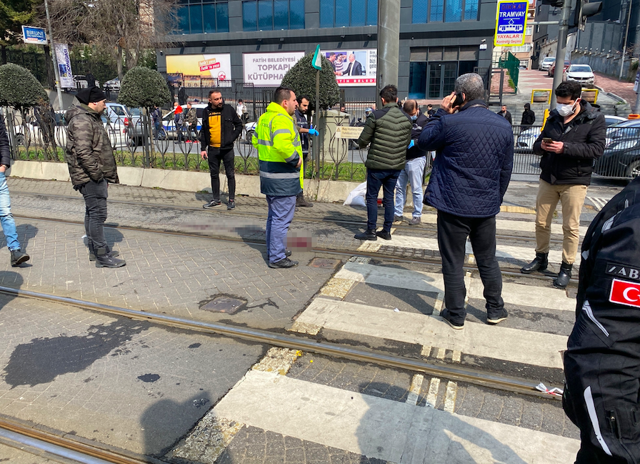 Topkapı tramvay durağında intihar! İnsanların gözü önünde tramvayın önüne atlayarak öldü - Resim: 0