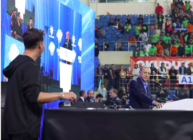 Ak Parti etkinliğinde şarkıları çalınmıştı! Tepki gösteren Duman solistine cevap - Resim: 0