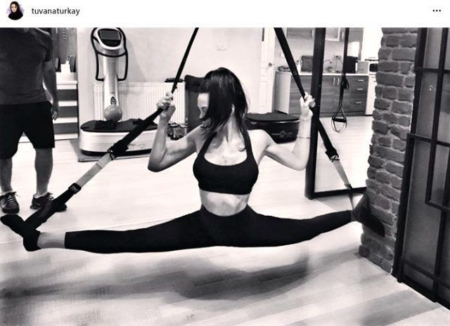 Yasak Elma'nın yıldızı Tuvana Türkay derin dekolteli pozuyla ağızları açık bıraktı - Resim: 4