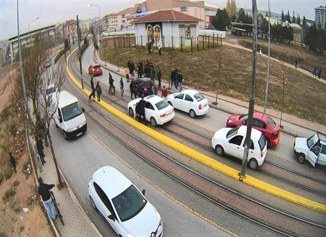 Eskişehir'de 5.5 aylık hamile kadın trafikte böyle dövüldü - Resim: 1