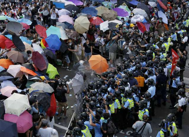Hong Kong'daki protestolar Şemsiye Devrimi olarak adlandırıldı - Resim: 0