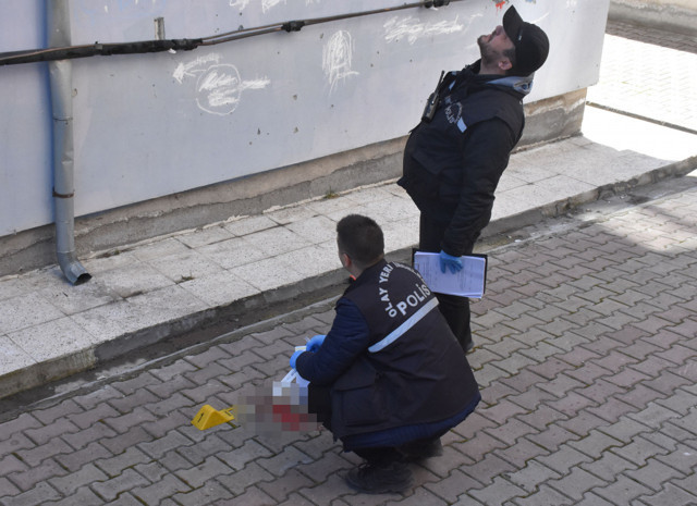 Sivas'ta 3 yaşındaki çocuk pencereden düşen oyuncağının arkasından atladı - Resim: 0