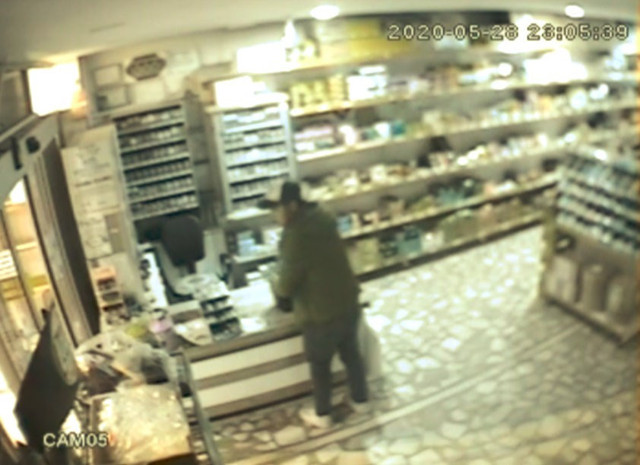 Antalya'da kaşla göz arası hırsızlık çöp atarken 6 bin liradan oldu - Resim: 1