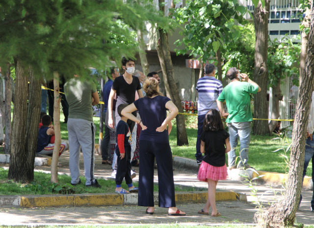 Diyarbakır’da yangın, ev kül oldu, apartman tahliye edildi - Resim: 0