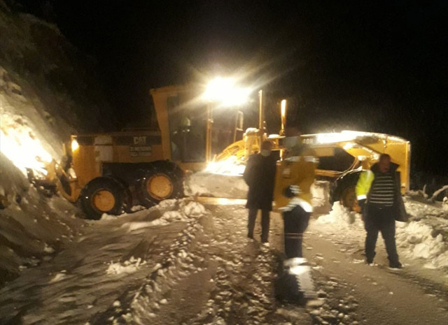 Yollar kapandı sağlık çalışanları seferber oldu - Resim: 1