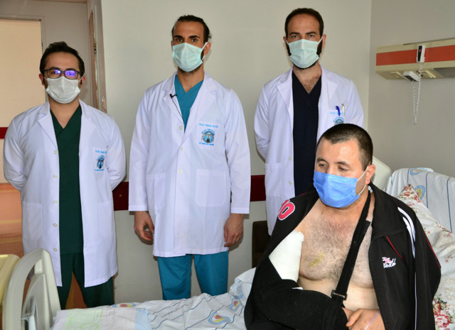 Konya'da torna operatörünün kopan kolu yerine dikildi - Resim: 0