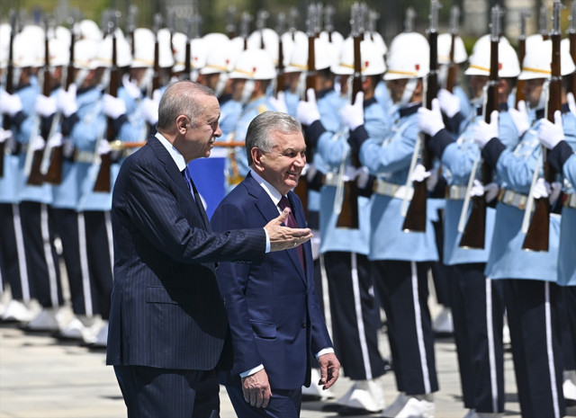 Cumhurbaşkanı Erdoğan, Özbekistan Cumhurbaşkanı Mirziyoyev'i resmi törenle karşıladı - Resim: 1