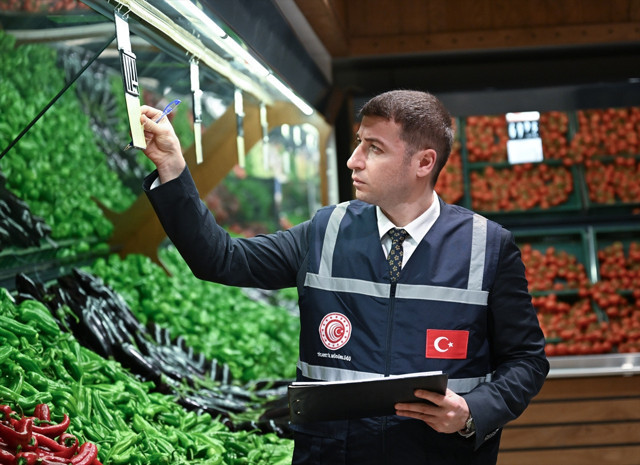 Ticaret Bakanlığı, Ramazan Bayramı öncesinde market denetimi gerçekleştirdi - Resim: 0