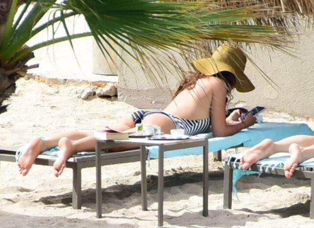 Hilal Altınbilek plajda sere serpe! Teknede iş adamıyla yakalanmıştı - Resim: 2