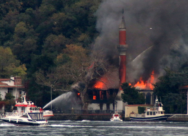 İstanbul'daki tarihi Vaniköy Camisi'nde yangın çıktı - Resim: 3
