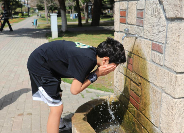 Termometreler 33 dereceyi gösterdi! O kent resmen kavruldu - Resim: 0