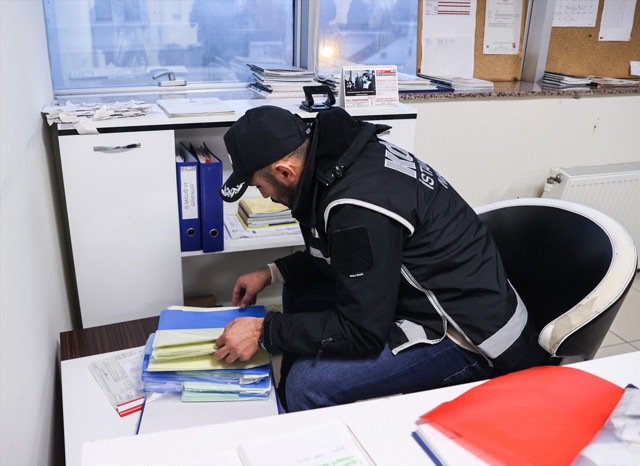 Ehliyet sınavı sorularını çalmışlar! İstanbul merkezli ehliyet çetesi yakalandı sürücü kursu sahibi kadın... - Resim: 3