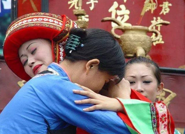 Bebekleri yüksekten aşağı atıyorlar! Sebebi ise bir hayli ilginç... - Resim: 0