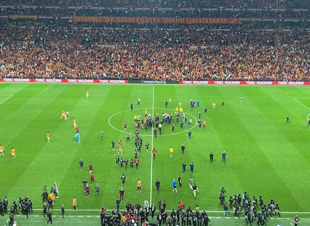 Derbi bitti, saha karıştı! - Resim: 1