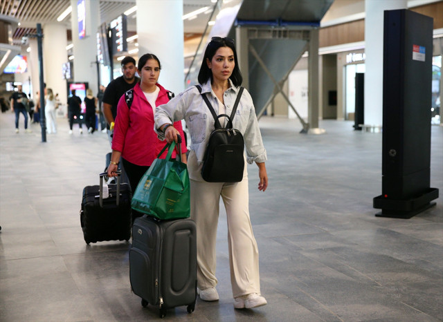 Lübnan'dan ayrılmak isteyen Türk vatandaşları uçakla İstanbul'a geldi - Resim: 0