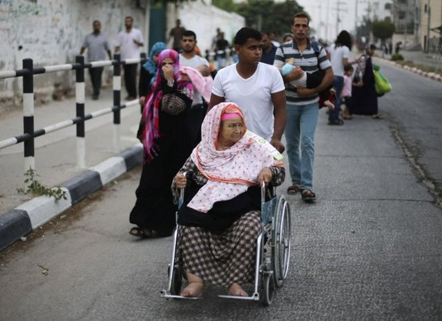 Gazzeliler evlerini terk ediyor - Resim: 2