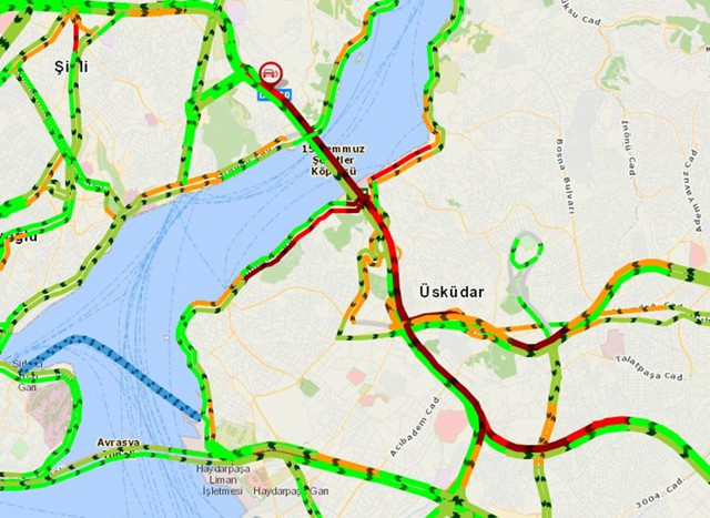 15 Temmuz Şehitler Köprüsü'nde kaza! Otomobil takla attı - Resim: 1