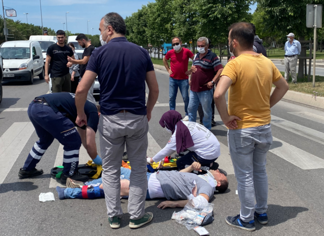 Eşi ve çocuğuyla yolun karşısına geçerken araba çarptı - Resim: 1