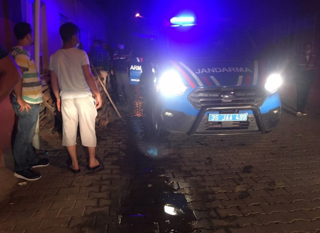 İzmir'de korku dolu anlar eşini bıçakla rehin aldı - Resim: 1