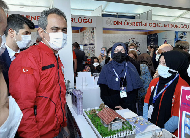 Milli Eğitim Bakanı Mahmut Özer Şehit Ayşe Aykaç Anadolu İmam Hatip'in standını ziyaret etti - Resim: 1