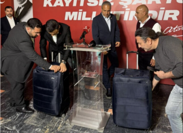 Özgür Çelik canlı yayında İmamoğlu'nun valizleri açarak gösterdi - Resim: 0