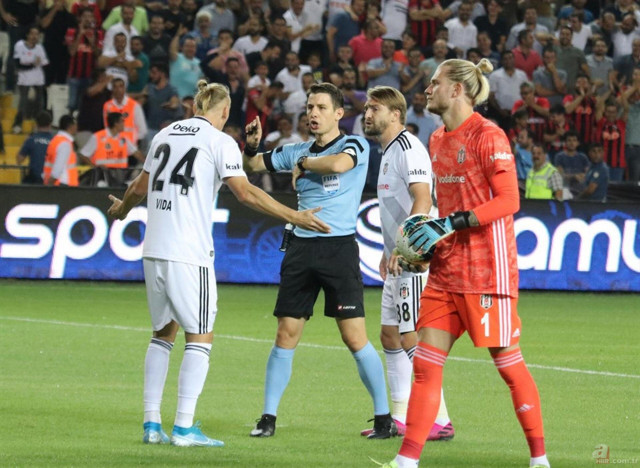 Beşiktaş'ta savunma çöktü santrfor sıkıntısı büyüdü - Resim: 0