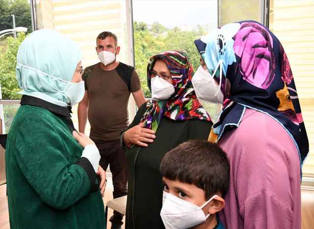 Emine Erdoğan'dan, sel felaketinin yaşandığı Bozkurt'a "geçmiş olsun" ziyareti - Resim: 0