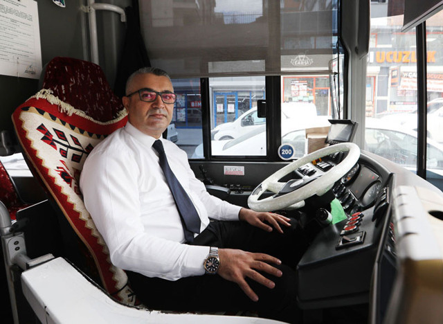 Van'da halk otobüsünde kalp krizi geçiren yolcuyu şoför hastaneye ulaştırdı - Resim: 0