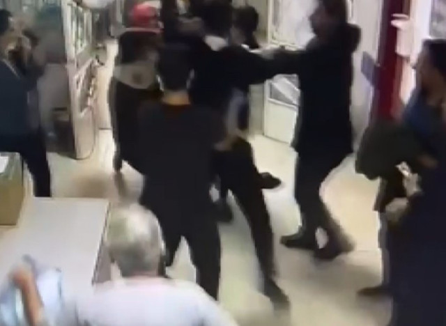 Hastanede terör estirdiler! Serum geç geldi diye sağlık çalışanlarını darp ettiler! - Resim: 1